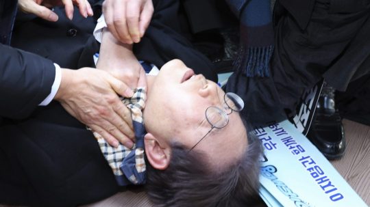 Lídra juhokórejskej opozície I Če-mjonga odvážajú na nosidlách.