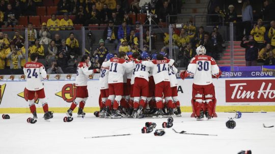 Českí hokejisti oslavujú víťazstvo v zápase o bronz na MS juniorov.