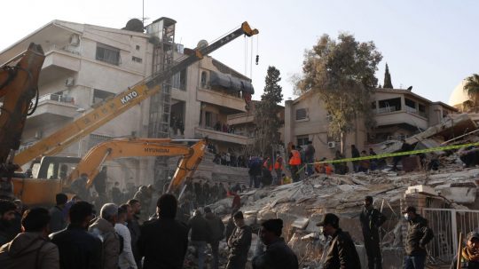 Záchranári pracujú v budove zasiahnutej leteckým útokom v Damasku.