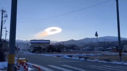 Oblak pripomínajúci ufo.