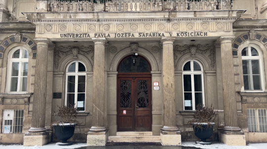 Vchod do Univerzity Pavla Jozefa Šafárika v Košiciach.