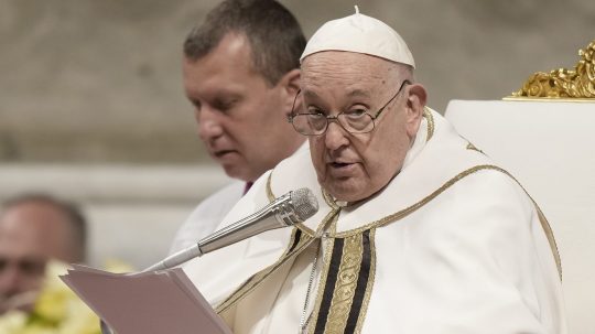 Pápež František sa prihovára veriacim počas kázne na omši