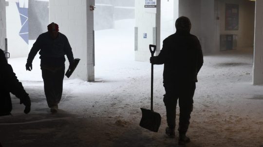 Pracovníci odhŕňajú sneh zo štadióna Highmark.