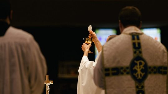 Ilustračná snímka kňaza počas omše.