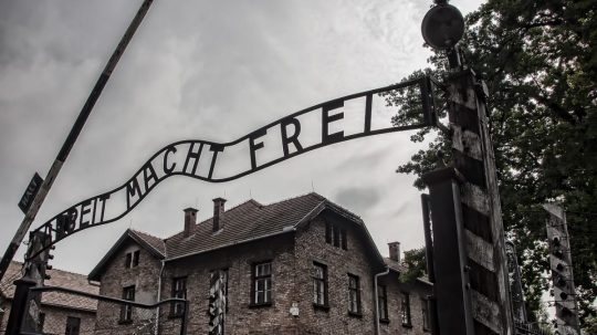 Snímka brány v koncentračnom tábore Auschwitz.