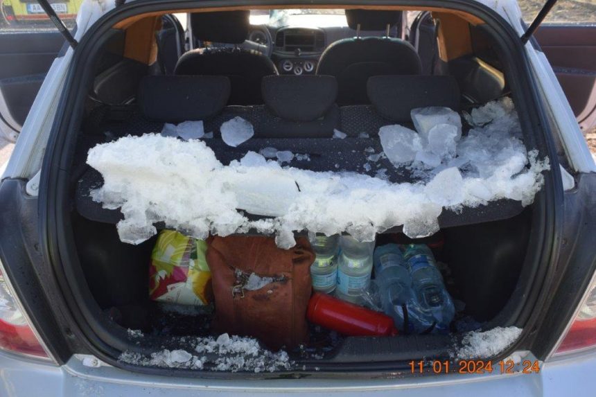 Z dodávky sa uvoľnil veľký kus ľadu, ktorý zranil vodiča v protismere