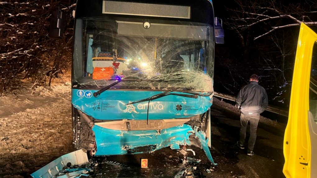 Tragická dopravná nehoda na Orave: Zrážku s autobusom neprežil 19-ročný vodič osobného auta