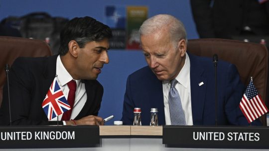 Na archívnej snímke britský premiér Rishi Sunak (vľavo) a americký prezident Joe Biden.