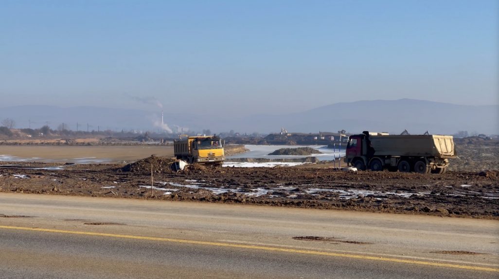 Blato, prach a kamene: Vodiči sa sťažujú na znečistenú cestu v okolí stavby priemyselného parku vo Valalikoch
