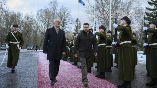 Na snímke sa estónsky prezident Alar Karis a ukrajinský prezident Volodymyr Zelenskyj.