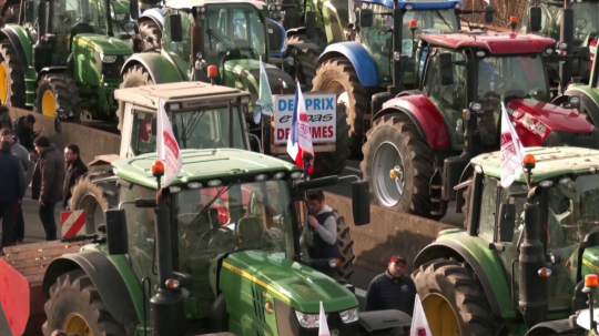 Ilustračná snímka- blokáda traktormi.