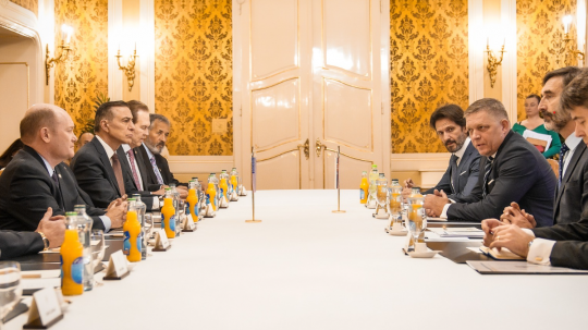 Premiér Robert Fico počas rokovania s delegáciou kongresu USA.