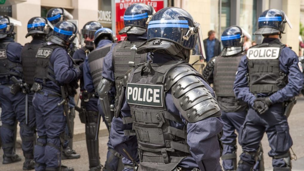 Za jesennými bombovými hrozbami vo francúzsku bol 13-ročný chlapec, skončil v rukách polície