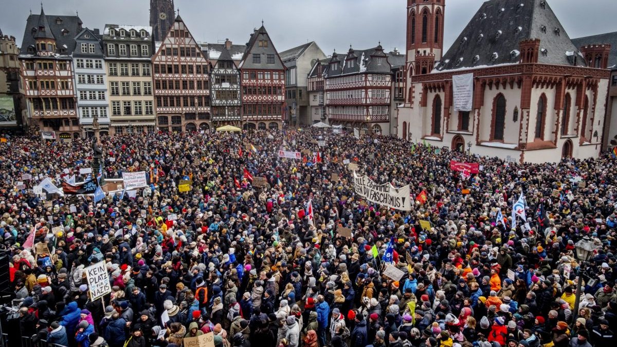 Zehntausende Menschen gingen auf die Straße, um gegen die AfD zu protestieren.