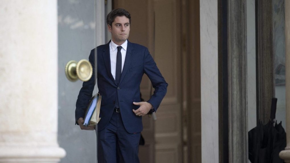 Francúzsko bude mať nového premiéra: Je najmladší v histórii a prvý, ktorý sa otvorene hlási k homosexualite