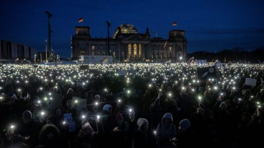 ľudia na proteste v Berlíen