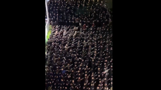 Na fotke z videa hajlujúci dav v Ríme.