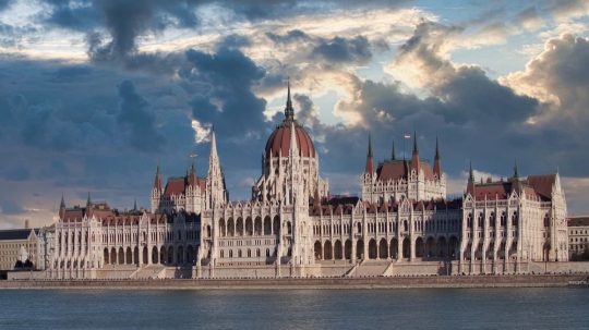Budova maďarského parlamentu v Budapešti.