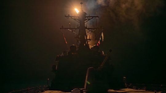 Na snímke vojenská loď v noci.