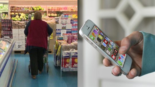 Na snímke žena nakupuje potraviny, osoba pracuje so smartfónom.