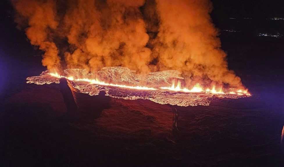 Na Islande sa začala ďalšia erupcia, láva je už v uliciach mesta Grindavík