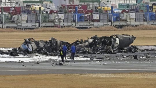 Zhorený vrak lietadla japonskej pobrežnej stráže na Medzinárodnom letisku v Tokiu (Haneda).