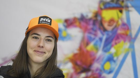 Na snímke slovenská reprezentantka v zjazdovom lyžovaní Petra Vlhová sa usmieva na tlačovej konferencii
