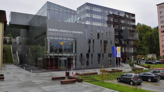 Na snímke budova knižnice Katolíckej univerzity v Ružomberku.
