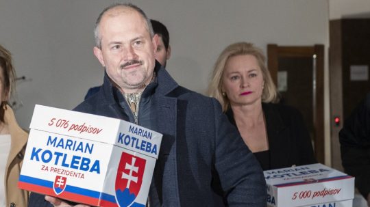 Kandidát na prezidenta SR Marian Kotleba odovzdal podpisy na svoju kandidatúru v prezidentských voľbách.