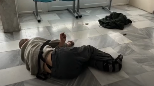 muž leží na podlahe v nemocnici