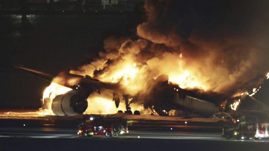 VIDEO: Na letisku v Tokiu požiar zachvátil dve lietadlá. Z jedného z nich prežil len pilot
