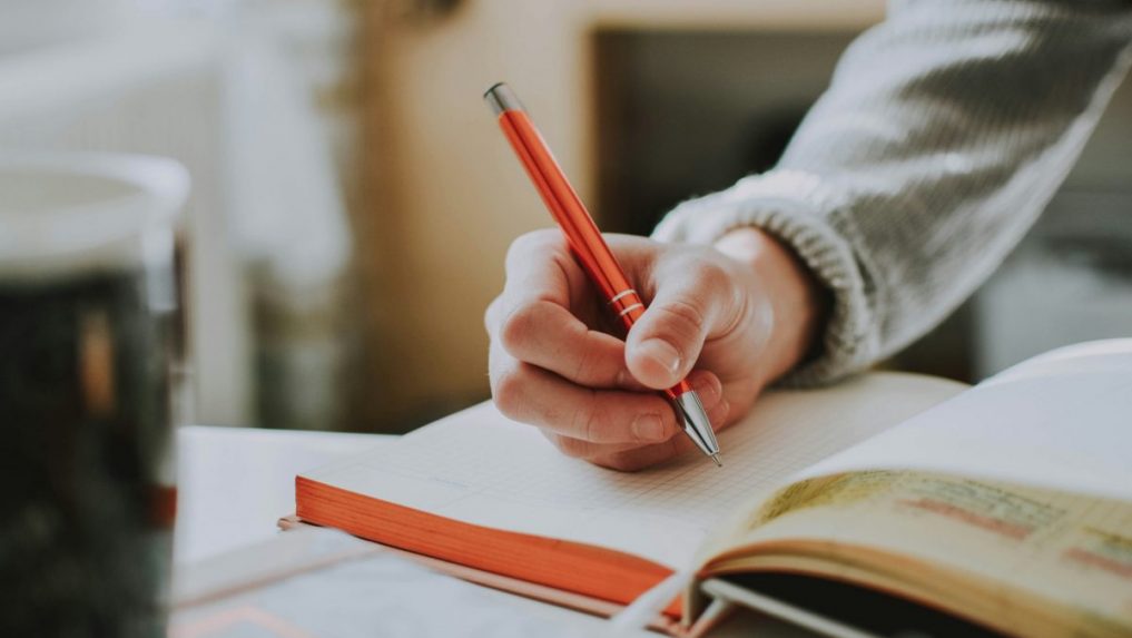 Písanie rukou prispieva k učeniu a zlepšuje pamäť. Mozog pri ňom tvorí viac spojení než pri písaní na klávesnici