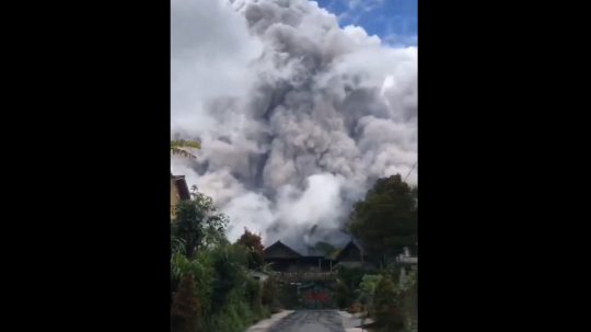 Dym po výbuchu sopky Merapi v Indonézii.