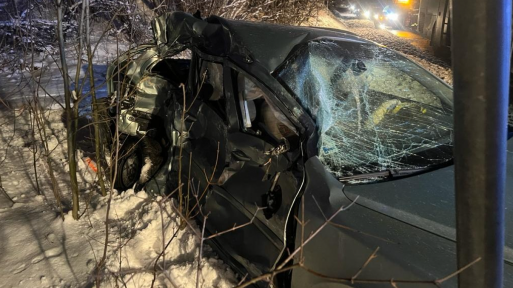 Zrážku s autobusom v Oravskom Podzámku neprežil 19-ročný vodič osobného auta.