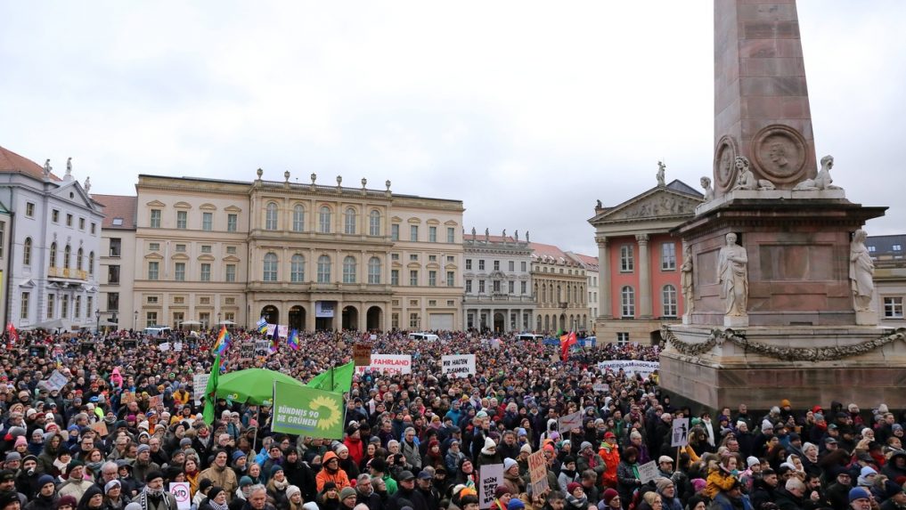 Tisíce ľudí v Nemecku protestovali proti krajnej pravici, prišiel aj kancelár Scholz