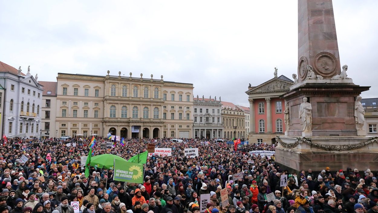 Tausende Menschen in Deutschland demonstrieren gegen die extreme Rechte