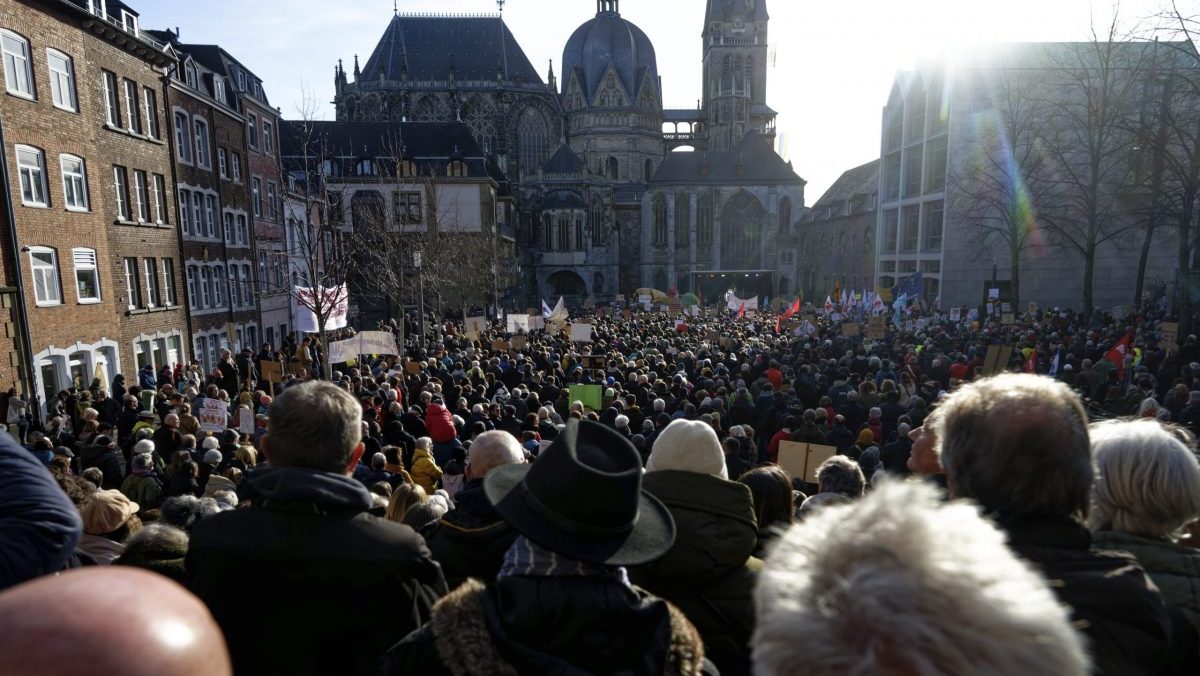 In Deutschland dauern die Proteste gegen Rechtsextremismus an