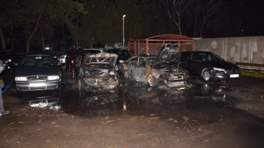 Podpaľač úmyselne podpálil dve autá a požiar následne poškodil ďalších päť.