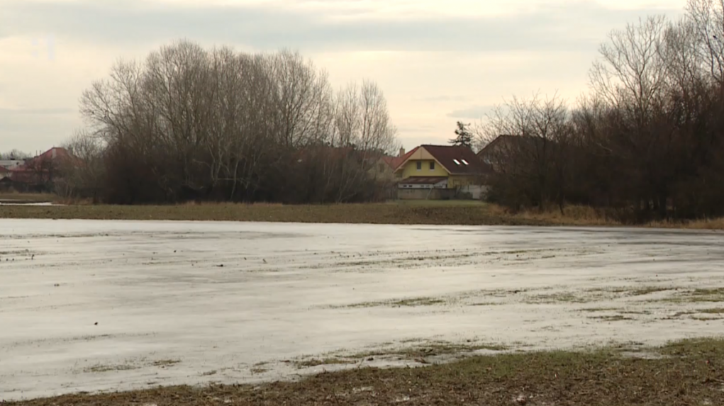 Farmárov opäť skúša príroda: Voda im zatopila polia, škody rátajú v miliónoch eur