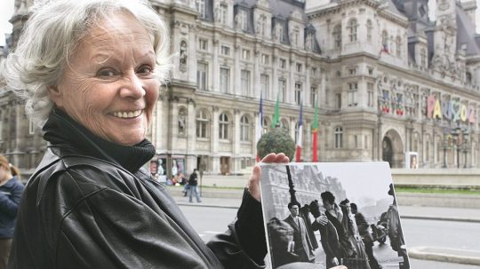 Francoise Bornetová ukazuje na archívnej snímke z 13. apríla 2005 legendárnu fotografiu francúzskeho fotografa Roberta Doisneaua Bozk pred radnicou, na ktorej sa bozkáva so svojím vtedajším priateľom.