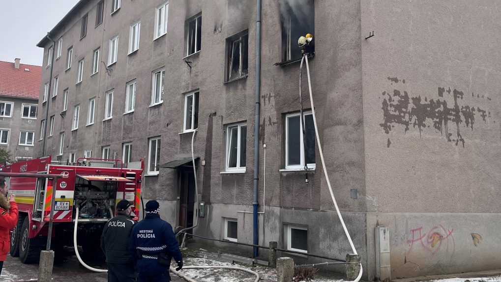 FOTO V rožňavskej bytovke vypukol požiar: V plameňoch sa ocitol byt plný horľavého materiálu