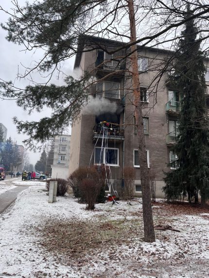FOTO V rožňavskej bytovke vypukol požiar: V plameňoch sa ocitol byt plný horľavého materiálu