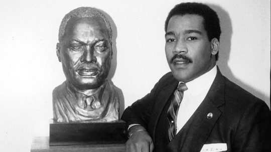 Na archívnej snímke Dexter Scott King vedľa busty svojho otca Martina Luthera Kinga Jr.