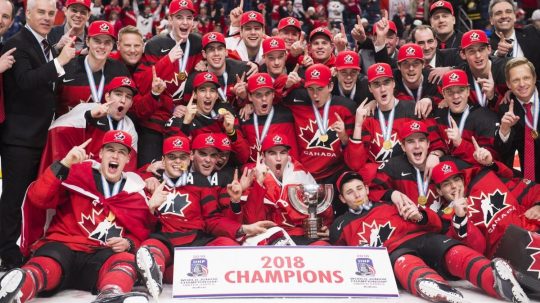 Kanadský juniorský hokejový tím pózuje na fotografii po zisku zlatej medaily na MS do 20 rokov v roku 2018.