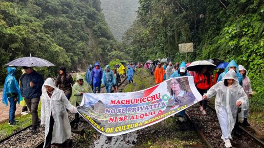 Demonštranti blokujú prístup k Machu Picchu.