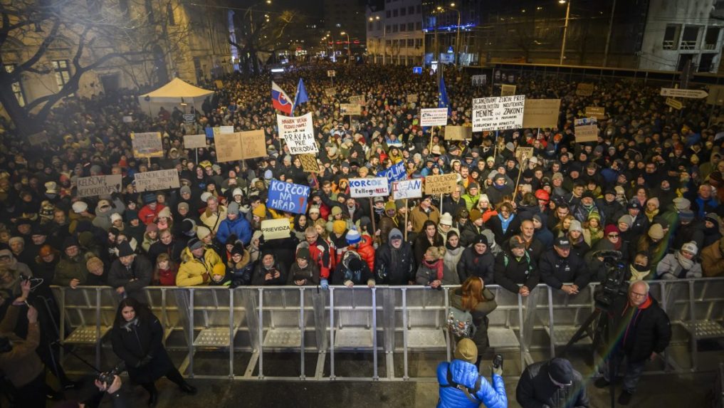 Ã„Â½udia na proteste proti vlÃƒÂ¡de v Bratislave.