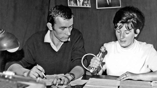 Pri mikrofóne hlásateľka Lýdia Faksová a redaktor Fedor Mikovič v auguste 1968.