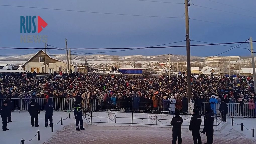 VIDEO: Polícia v ruskom Baškirsku rozohnala demonštrujúci dav slzným plynom