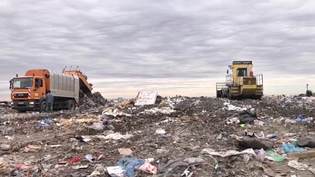 Skládka odpadu v obci Iža, ktorú spoluvlastní exminister Vlčan, má problém. Prokurátor napadol kolaudačné rozhodnutie