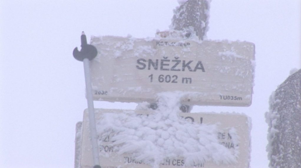 Dvaja ľudia neprežili pád z najvyššieho vrchu Česka. Pátranie neskončilo, obetí môže byť viac
